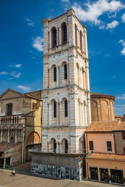4 Haziran 2023 - Ferrara, Emilia Romagna, İtalya. Piazza Trento ve Trieste 'deki San Giorgio Katedrali' nin heybetli ve uzun çan kulesi. Ferrara 'nın harika şehri, UNESCO dünya mirası alanı.