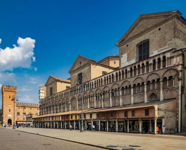 4 Haziran 2023 - Ferrara, Emilia Romagna, İtalya. Piazza Trento ve Trieste, San Giorgio Katedrali 'nin çan kulesi, uzun girişi ve Torre della Vittoria ile. UNESCO Dünya Mirası Alanı.