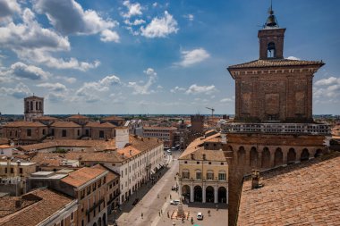 4 Haziran 2023 - Ferrara, Emilia Romagna, İtalya. Asil Este ailesi tarafından inşa edilen heybetli Estense Kalesi 'nin yukarısından görülen şehir. UNESCO Dünya Mirası Alanı. Evlerin kırmızı çatıları.