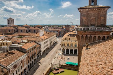 4 Haziran 2023 - Ferrara, Emilia Romagna, İtalya. Asil Este ailesi tarafından inşa edilen heybetli Estense Kalesi 'nin yukarısından görülen şehir. UNESCO Dünya Mirası Alanı. Evlerin kırmızı çatıları.
