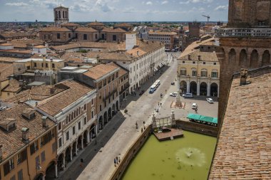 4 Haziran 2023 - Ferrara, Emilia Romagna, İtalya. Asil Este ailesi tarafından inşa edilen heybetli Estense Kalesi 'nin yukarısından görülen şehir. UNESCO Dünya Mirası Alanı. Evlerin kırmızı çatıları.