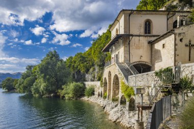 Marsican Dağları arasında yer alan L 'Aquila eyaletindeki Abruzzo' daki büyüleyici Scanno Gölü. Santa Maria Dell 'Annunziata' nın küçük kilisesi gölün sularına bakar..