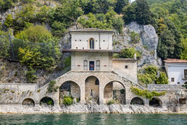 Marsican Dağları arasında yer alan L 'Aquila eyaletindeki Abruzzo' daki büyüleyici Scanno Gölü. Santa Maria Dell 'Annunziata' nın küçük kilisesi gölün sularına bakar..