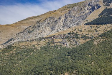 Marsican Dağları arasında yer alan L 'Aquila ilinin Abruzzo ilçesindeki Scanno köyünün küçük bir köyü olan Frattura kasabası. Çevresi yeşil dağlar, bitkiler ve ağaçlarla çevrili..