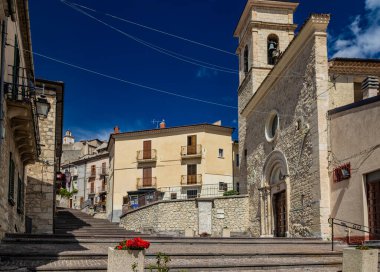 İtalya 'nın orta kesimindeki Abruzzo' nun L 'Aquila ilindeki Villalago köyüne bir göz atalım. Karakteristik taş evleri olan küçük bir dağ köyü..