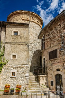 İtalya 'nın orta kesimindeki Abruzzo' nun L 'Aquila ilindeki Villalago köyüne bir göz atalım. Karakteristik taş evleri olan küçük bir dağ köyü..