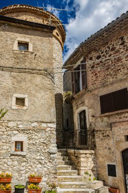 İtalya 'nın orta kesimindeki Abruzzo' nun L 'Aquila ilindeki Villalago köyüne bir göz atalım. Karakteristik taş evleri olan küçük bir dağ köyü..