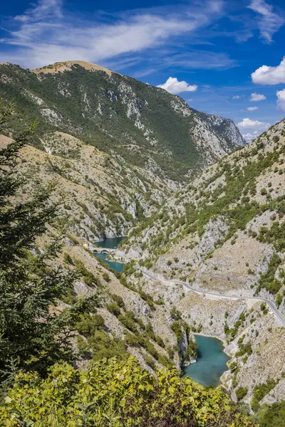 圣多梅尼科湖位于意大利拉奎拉阿布鲁佐的萨吉塔里奥峡谷那个有石桥的小隐居所青山和碧绿的水色 图库照片