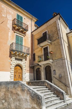 Castrovalva, Abruzzo, İtalya - 3 Eylül 2023 - L 'Aquila' nın Anversa degli Abruzzi belediyesine bağlı Castrovalva köyüne bir bakış. Yeşil dağların doğasına dalmış.