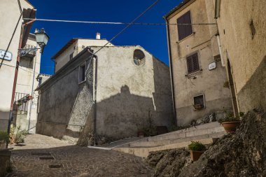 Castrovalva, Abruzzo, İtalya - 3 Eylül 2023 - L 'Aquila' nın Anversa degli Abruzzi belediyesine bağlı Castrovalva köyüne bir bakış. Yeşil dağların doğasına dalmış.