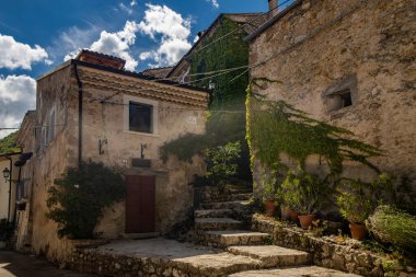 Castrovalva, Abruzzo, İtalya - 3 Eylül 2023 - L 'Aquila' nın Anversa degli Abruzzi belediyesine bağlı Castrovalva köyüne bir bakış. Yeşil dağların doğasına dalmış.