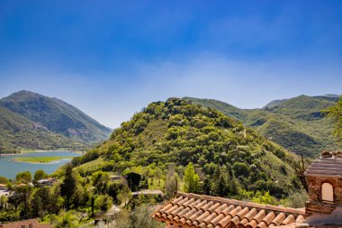 Turano Gölü manzaralı, İtalya 'nın Castel di Tora, Rieti, Lazio köyünden. Antuni Dağı, ıssız köyü ile, gölün ortasında duruyor, yeşil dağlarla çevrili..