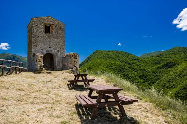 San Salvatore 'un küçük inzivası, Antuni Dağı, Turano Gölü, Castel di Tora, Rieti, Lazio, İtalya köyü. Yeşil dağlarla çevrili küçük kilise. Yazın mavi gökyüzü.