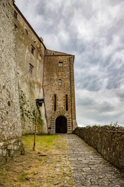 Melankolik ve yağmurlu bir bahar gününde eski ortaçağ köyü Sorano 'ya bir göz atalım. Grosseto, Toskana, İtalya 'da. Taş ve tuğla tuğlalardan yapılmış eski evler.