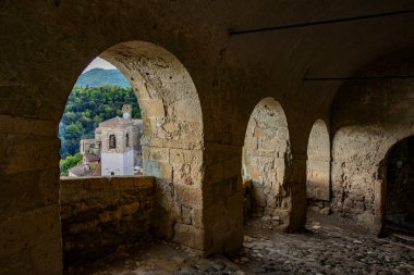 Melankolik ve yağmurlu bir bahar gününde eski ortaçağ köyü Sorano 'ya bir göz atalım. Grosseto, Toskana, İtalya 'da. Taş ve tuğla tuğlalardan yapılmış eski evler.