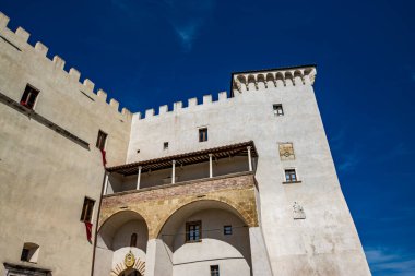Pitigliano, Grosseto, Toskana, İtalya - 27 Nisan 2024 - Küçük Kudüs olarak bilinen antik ortaçağ köyüne bir bakış. Palazzo Orsini, kasabanın merkezindeki kale..