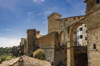 İtalya 'nın Toskana eyaletinin Grosseto ilindeki antik ortaçağ köyü Pitigliano' ya bir bakış. Küçük Kudüs olarak bilinir. Medici su kemerinin bir detayı. Eski taş ve Tuff evleri..