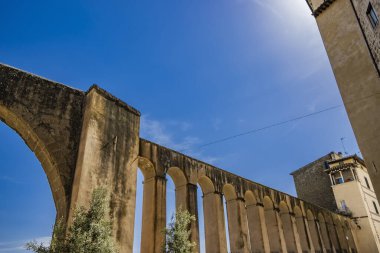 İtalya 'nın Toskana eyaletinin Grosseto ilindeki antik ortaçağ köyü Pitigliano' ya bir bakış. Küçük Kudüs olarak bilinir. Medici su kemerinin bir detayı. Eski taş ve Tuff evleri..