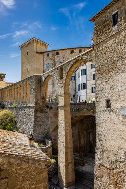 İtalya 'nın Toskana eyaletinin Grosseto ilindeki antik ortaçağ köyü Pitigliano' ya bir bakış. Küçük Kudüs olarak bilinir. Medici su kemerinin bir detayı. Eski taş ve Tuff evleri..