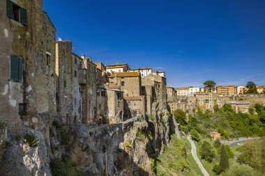 İtalya 'nın Toskana eyaletinin Grosseto ilindeki antik ortaçağ köyü Pitigliano' ya bir bakış. Küçük Kudüs olarak bilinir. Tuff Kayası 'na bakan eski taş evler inşa edildi..