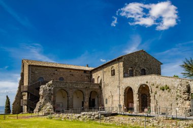 Montefiascone, Viterbo, İtalya - 28 Nisan 2024 - Eski köye hükmeden Rocca dei Papi 'nin ortaçağ kalesi. Gözetleme kulesiyle heybetli taş ve tuğla bina.