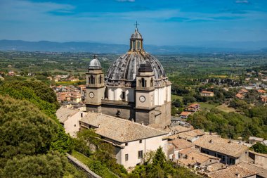 İtalya 'nın Viterbo kentindeki Montefiascone antik ortaçağ köyüne bir göz atalım. Büyük kubbesi ve iki çan kulesi olan Santa Margherita Katedrali 'nin kenarlarında saatler var..