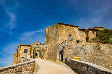 İtalya 'nın Viterbo kentindeki Celleno antik ortaçağ köyüne bir göz atalım. Terk edilmiş ve ıssız evleri olan hayalet şehir. Şehre giden kemerli yol ve kale duvarları..