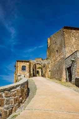 İtalya 'nın Viterbo kentindeki Celleno antik ortaçağ köyüne bir göz atalım. Terk edilmiş ve ıssız evleri olan hayalet şehir. Şehre giden kemerli yol ve kale duvarları..