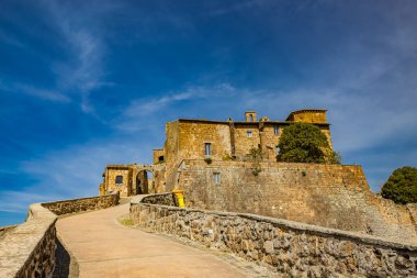 İtalya 'nın Viterbo kentindeki Celleno antik ortaçağ köyüne bir göz atalım. Terk edilmiş ve ıssız evleri olan hayalet şehir. Şehre giden kemerli yol ve kale duvarları..