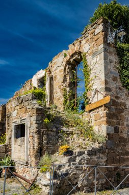 İtalya 'nın Viterbo kentindeki Celleno antik ortaçağ köyüne bir göz atalım. Terk edilmiş ve ıssız evleri olan hayalet şehir. Eski yıkılmış binaların yıkılmış ve çökmüş duvarları..