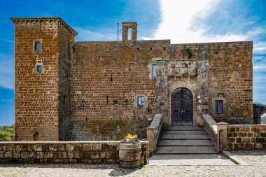 İtalya 'nın Viterbo kentindeki Celleno antik ortaçağ köyüne bir göz atalım. Terk edilmiş ve ıssız evleri olan hayalet şehir. Eski şatonun kalıntıları..