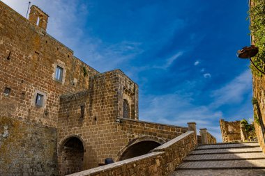 İtalya 'nın Viterbo kentindeki Celleno antik ortaçağ köyüne bir göz atalım. Terk edilmiş ve ıssız evleri olan hayalet şehir. Eski şatonun kalıntıları..