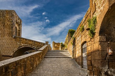 İtalya 'nın Viterbo kentindeki Celleno antik ortaçağ köyüne bir göz atalım. Terk edilmiş ve ıssız evleri olan hayalet şehir. Eski şatonun kalıntıları..
