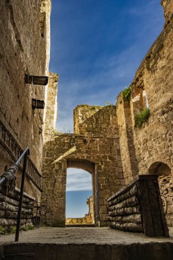 İtalya 'nın Viterbo kentindeki Celleno antik ortaçağ köyüne bir göz atalım. Terk edilmiş ve ıssız evleri olan hayalet şehir. Eski yıkılmış binaların yıkılmış ve çökmüş duvarları..