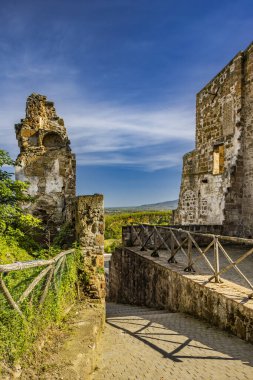 İtalya 'nın Viterbo kentindeki Celleno antik ortaçağ köyüne bir göz atalım. Terk edilmiş ve ıssız evleri olan hayalet şehir. Eski yıkılmış binaların yıkılmış ve çökmüş duvarları..