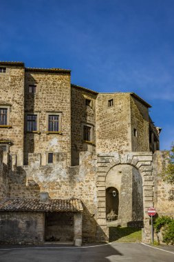 İtalya 'nın Viterbo kentindeki Montecalvello antik ortaçağ köyüne bir göz atalım. Heybetli şatonun egemen olduğu küçük kasaba. Kalenin girişi olan kemer..