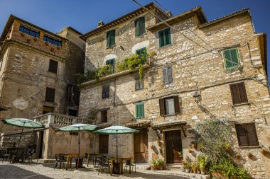 İtalya 'nın Rieti eyaletindeki Casperia antik ortaçağ köyüne bir bakış. Eski taş, tuğla binalar ve kaldırım taşı sokaklar..