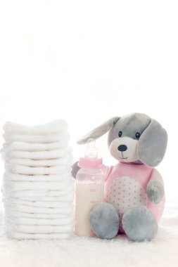 Bebek geçmişi. Bebek bezleri ve oyuncak ayı yumuşak yatakta bebek için hazır. 