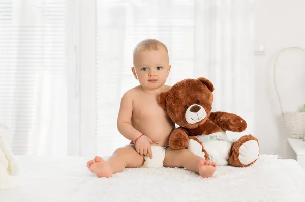 Cute Baby Ulubioną Miękką Zabawką Koncepcja Zmiany Pieluch — Zdjęcie stockowe