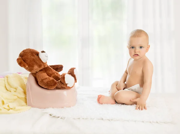 Gelukkig Baby Meisje Zijn Teddy Beer Opleiding Hun Behoeften Potty Stockfoto