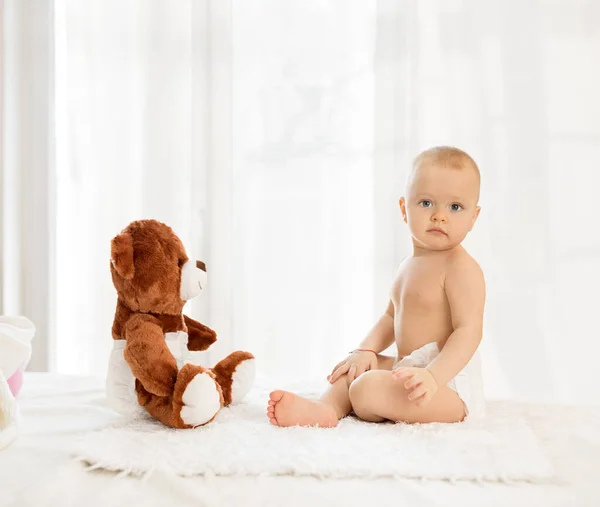 Bebê Usando Fraldas Descartáveis Sentado Frente Ursinho Pelúcia Fraldas Descartáveis Fotografia De Stock