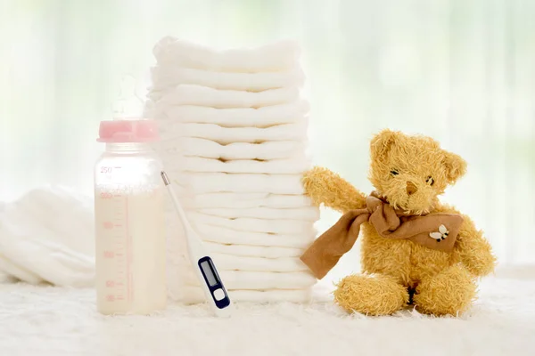 Uppsättning Nyfödda Tillbehör Liten Nalle Och Flaska Med Utfodring Mjölk Stockfoto