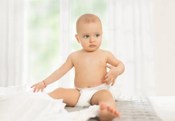 Lindo Bebé Cama Jugando Con Pañales Desechables Imágenes de stock libres de derechos