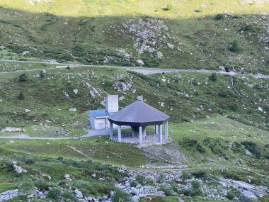 Gotthard tünel havalandırma bacası (Lueftungsschacht GotthardTüneli) İsviçre Alpleri 'ndeki St. Gotthard geçidi boyunca, Airolo - Ticino Kantonu (Tessin), İsviçre (Schweiz)