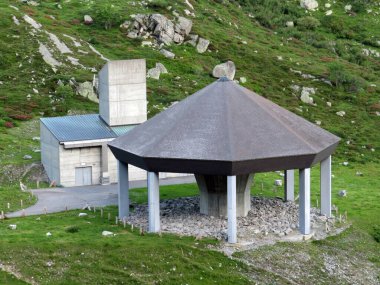 Gotthard tünel havalandırma bacası (Lueftungsschacht GotthardTüneli) İsviçre Alpleri 'ndeki St. Gotthard geçidi boyunca, Airolo - Ticino Kantonu (Tessin), İsviçre (Schweiz)