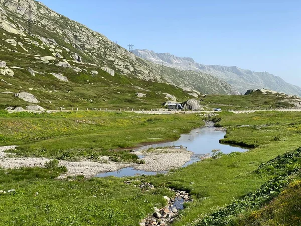 İsviçre Alpleri 'ndeki Gotthardreuss Alp Nehri' nin üst kısmı ve St. Gotthard Geçidi (Gotthardpass), Airolo - Ticino Kantonu (Tessin), İsviçre (Schweiz)