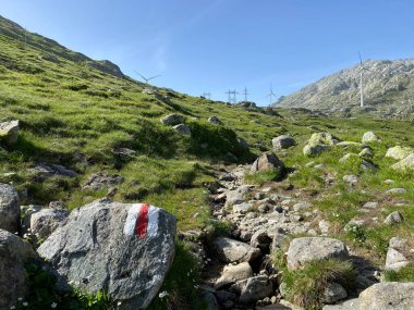 İsviçre 'nin sonbahar Alp mevsiminde ve St. Gotthard geçidi (Gotthardpass) dağ bölgesinde yürüyüş yolları veya dağcılık rotaları, Airolo - Ticino Kantonu (Tessin), İsviçre (Schweiz)