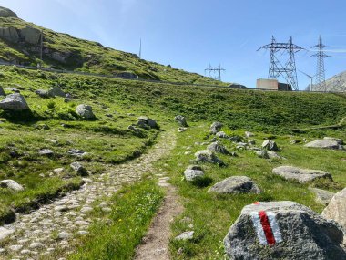 İsviçre 'nin sonbahar Alp mevsiminde ve St. Gotthard geçidi (Gotthardpass) dağ bölgesinde yürüyüş yolları veya dağcılık rotaları, Airolo - Ticino Kantonu (Tessin), İsviçre (Schweiz)