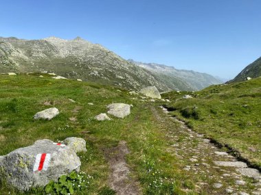 İsviçre 'nin sonbahar Alp mevsiminde ve St. Gotthard geçidi (Gotthardpass) dağ bölgesinde yürüyüş yolları veya dağcılık rotaları, Airolo - Ticino Kantonu (Tessin), İsviçre (Schweiz)