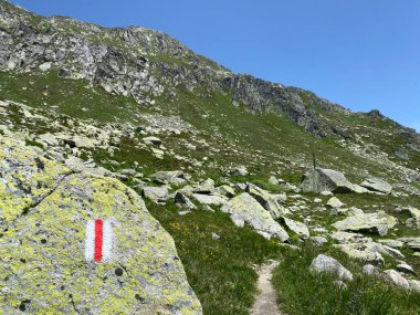 İsviçre 'nin sonbahar Alp mevsiminde ve St. Gotthard geçidi (Gotthardpass) dağ bölgesinde yürüyüş yolları veya dağcılık rotaları, Airolo - Ticino Kantonu (Tessin), İsviçre (Schweiz)